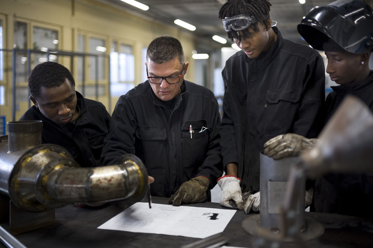 Élèves de l'École de Production de la Métropole Havraise avec leur formateur