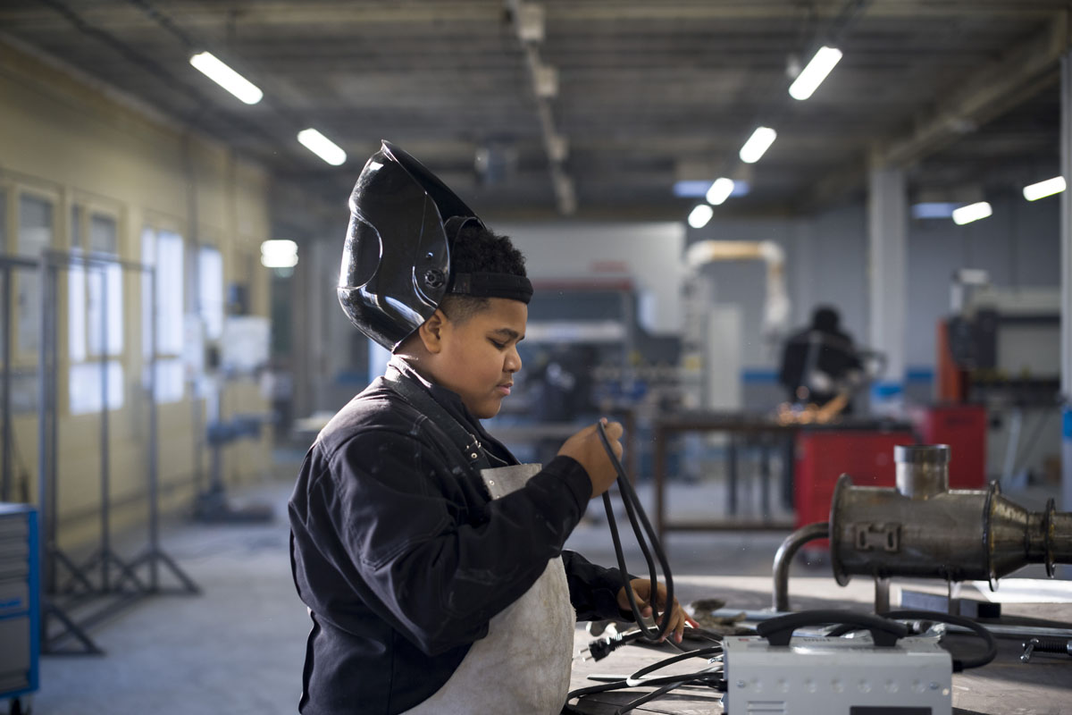 Élève de l'École de Production de la Métropole Havraise dans l'atelier