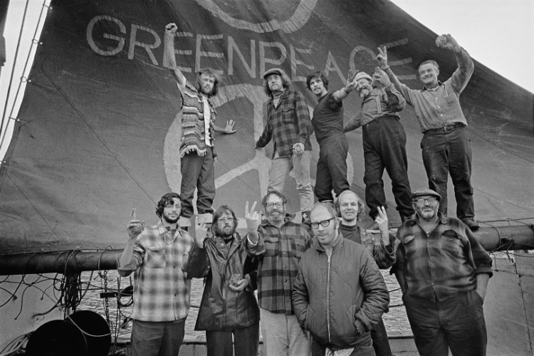 L'équipe à bord du Phyllis Cormack pour la première expédition. © Greenpeace / Robert Keziere