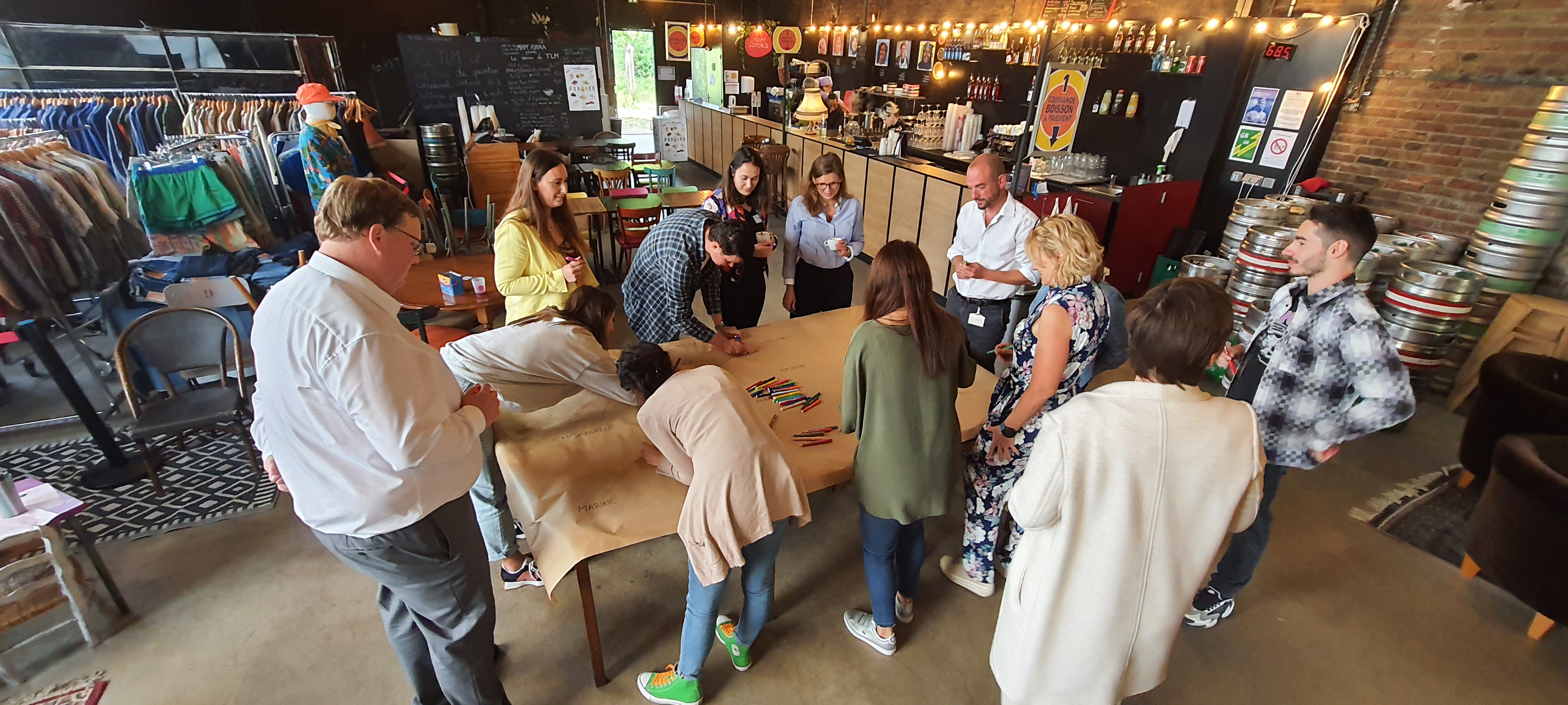 Les ambassadeurs lors d'une session de travail