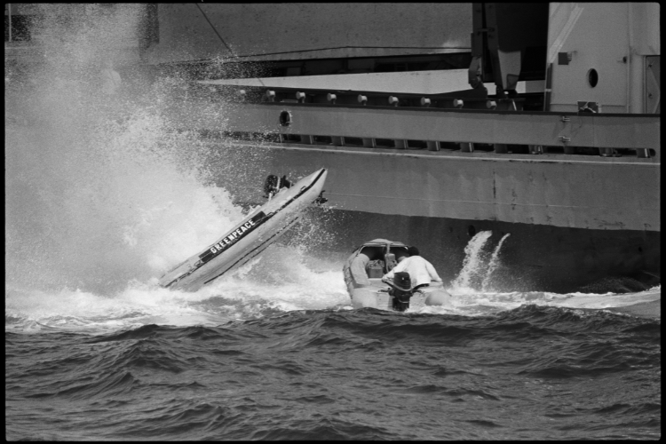 Protestation contre le déversement de déchets radioactifs en 1982 en Atlantique. © Greenpeace / Pierre Gleizes