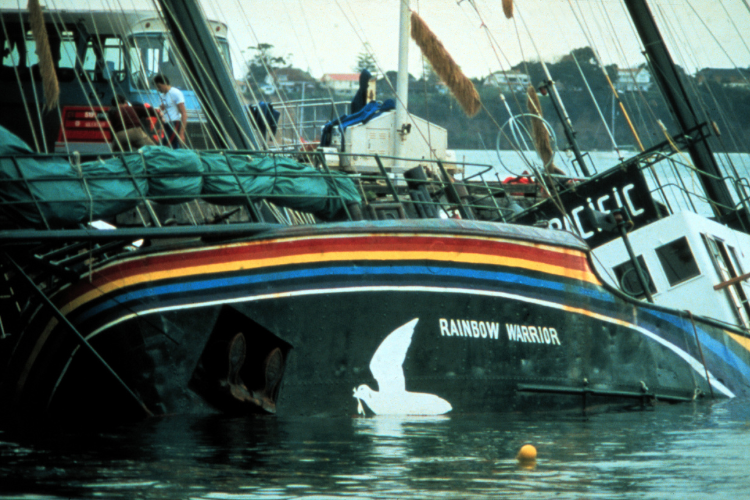 Le Rainbow Warrior après le sabotage à Auckland en Nouvelle-Zélande en 1985.  © Greenpeace / John Miller