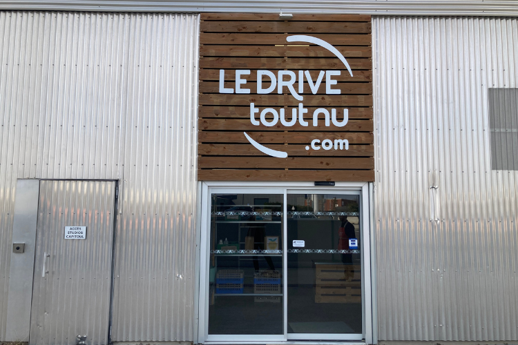 L'entrée du Drive tout nu. Crédit : Théo Nepipvoda.