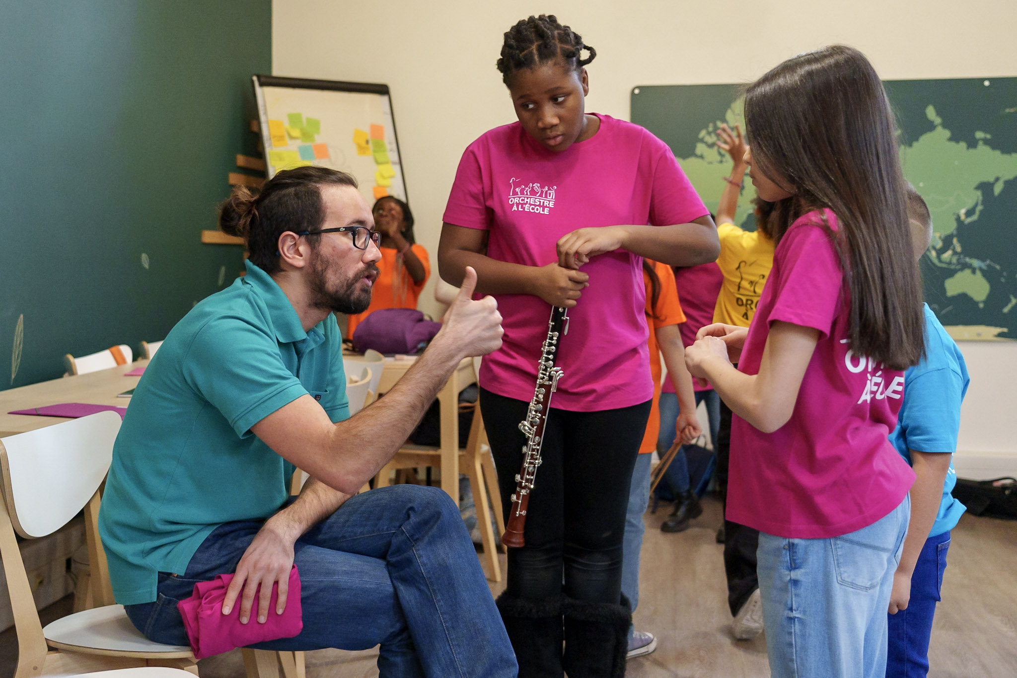 Les élèves de l'orchestre à l'école de Montereau-Fault-Yonne et leur professeur. Crédits Caroline Bottaro.