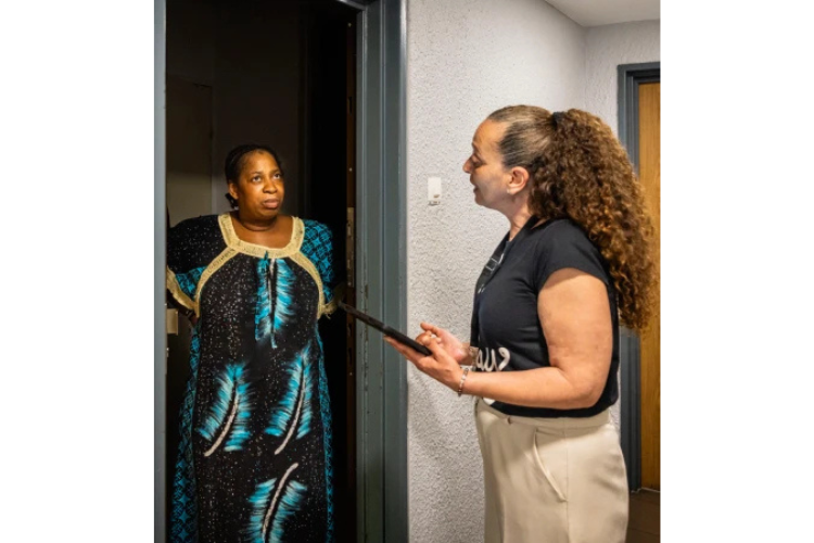 L'association met notamment en place des campagnes de porte-à-porte. © Philippe Castano.