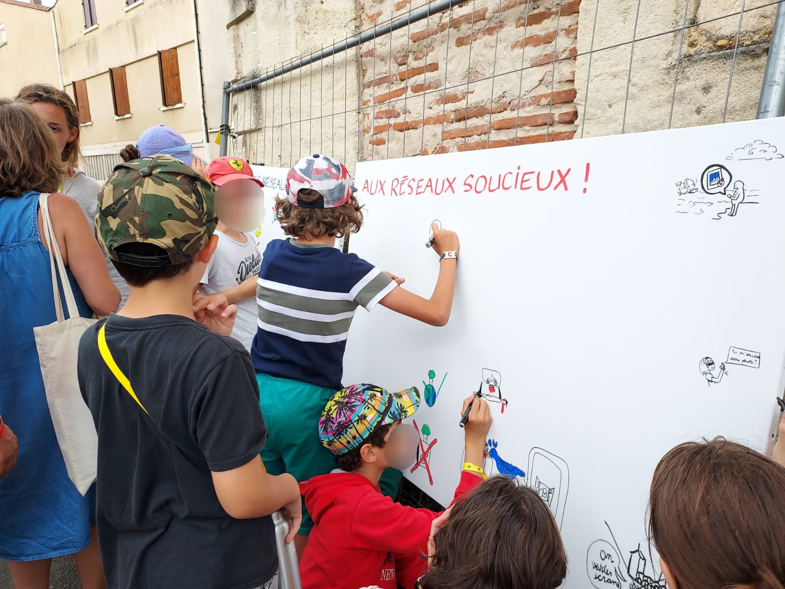 Co-réalisation d'une fresque avec les dessinateurs et les jeunes sur le thème des réseaux sociaux.  - Crédit photo : DR