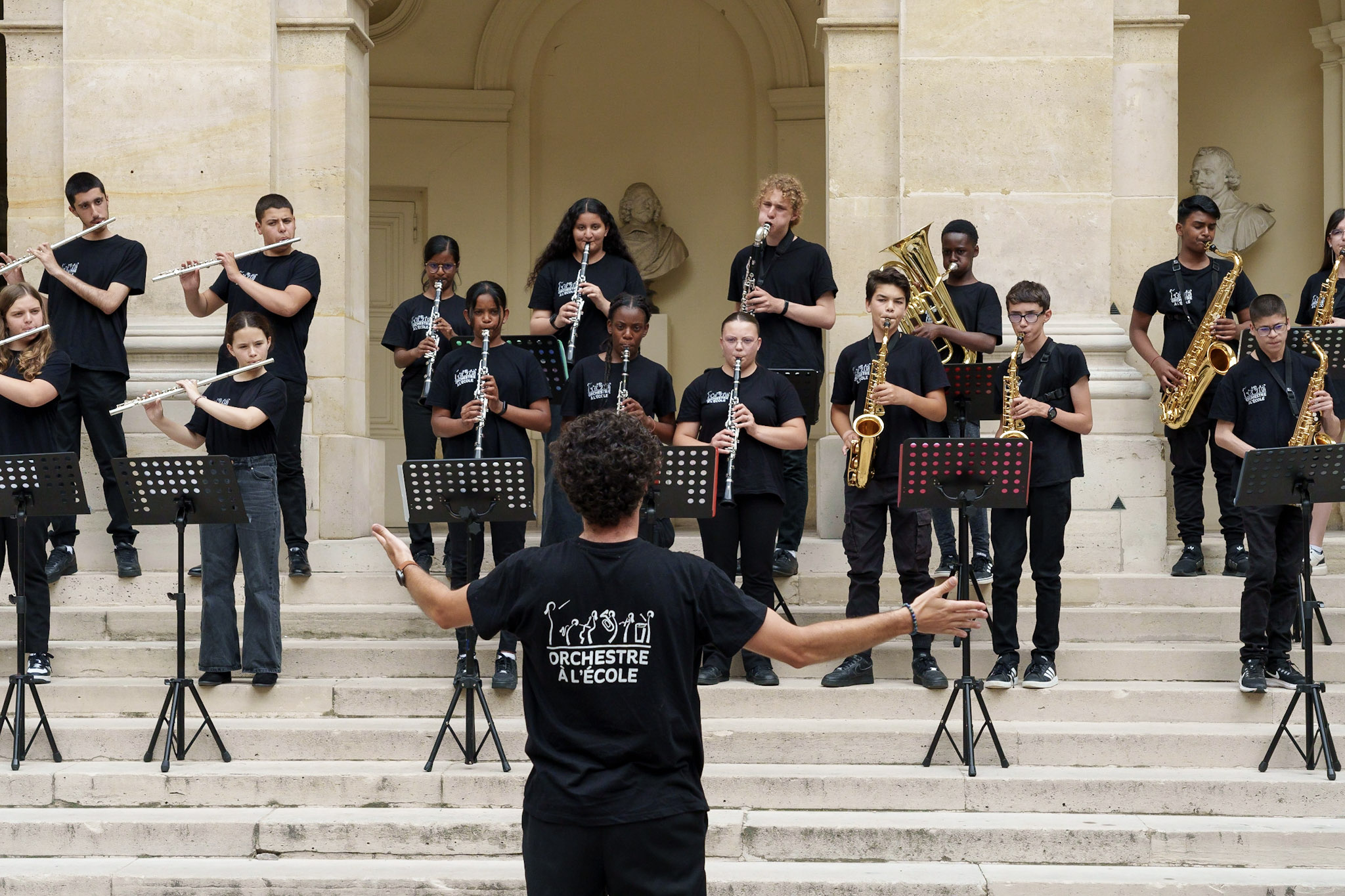 L'orchestre au collège Les Maillettes de Moissy-Cramayel (77) dans la cour de l'Institut de France 