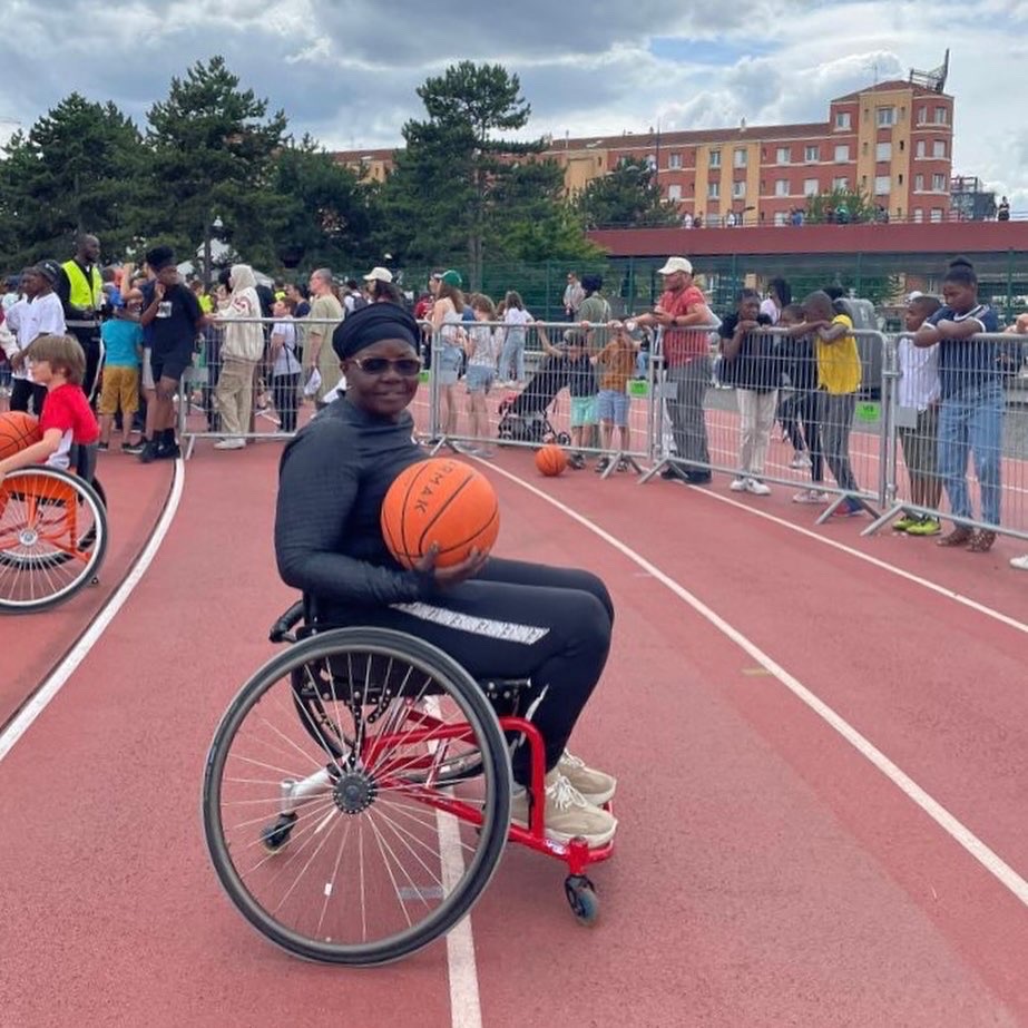 Ellina accompagne Bilikissou dans l'initiation au Handi Basket