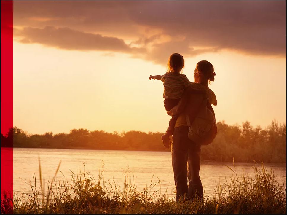 Une femme et son enfant au bord de l'eau