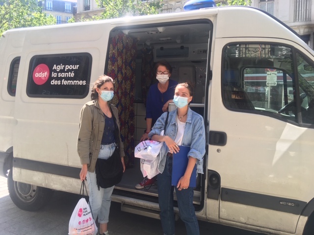 Le camion de maraude de l’ADSF avec Amélie, psychologue et référente santé de la Cité des Dames, Anne, sage-femme, et Alice, travailleuse sociale. Elles se préparent à distribuer des kits d’hygiène, enrichis depuis la pandémie de masques, de gel hydroalcoolique et de savon. Crédit photo : Carenews.