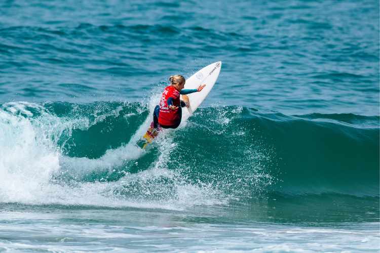 Ainhoa Leiceaga est surfeuse de haut niveau. Crédits : Damien Poullenot