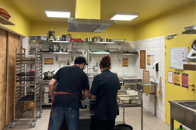 Brando (à gauche) et Marie (à droite), en pleine mise en place quelques minutes avant le début du service ! Crédit photo : Carenews.