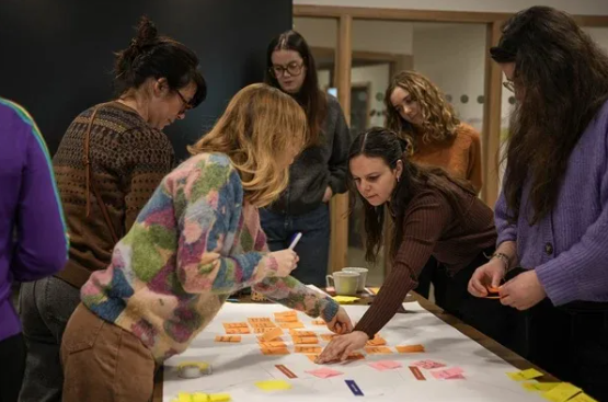 Des jeunes participent à une session de Fresque de la Santé mentale®, proposée par l'association Nightline.
