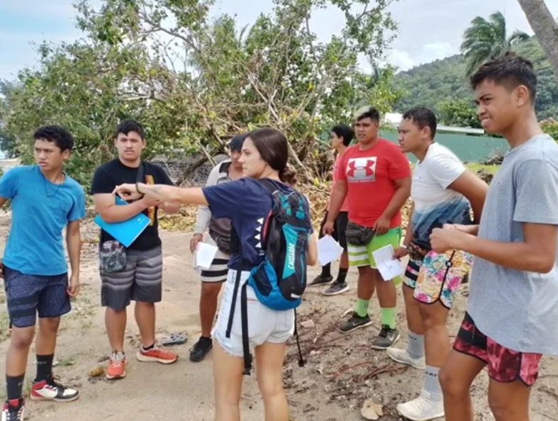 Les élèves du lycée agricole John Doom de Taravao (Tahiti) découvrent l'importance de la végétation indigène du littoral de Tahiti dans le cadre d'une visite scolaire. © Jean-Yves Meyer / Projet Fa’atura te Tahatai.