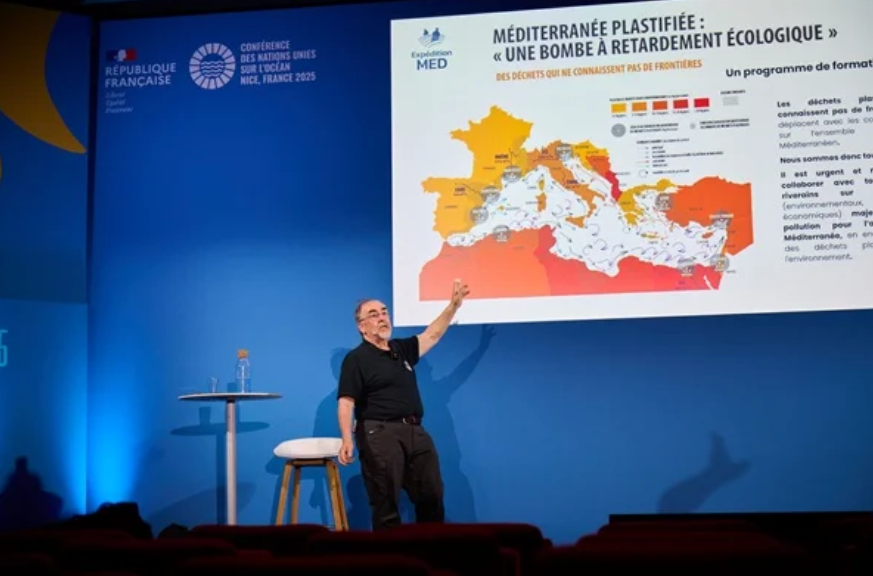Le président d'Expédition MED, Bruno Dumontet, anime la conférence "Récits du large : Expédition MED et MAEWAN, 7 années d'aventure à la rencontre de l'Océan et la planète", à la Baleine zone verte lors de l'UNOC en juin 2025. © Anne-Sophie Nival