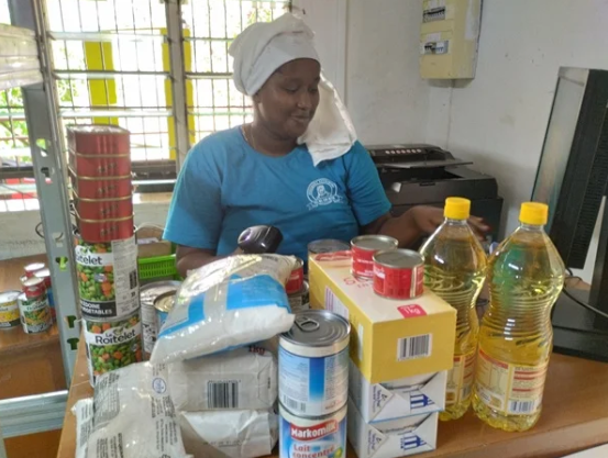 L’association Yes We Can Nette gère une épicerie solidaire. Elle incite les habitants à rapporter leurs canettes vides pour les recycler en échange de produits de première nécessité à prix réduits.