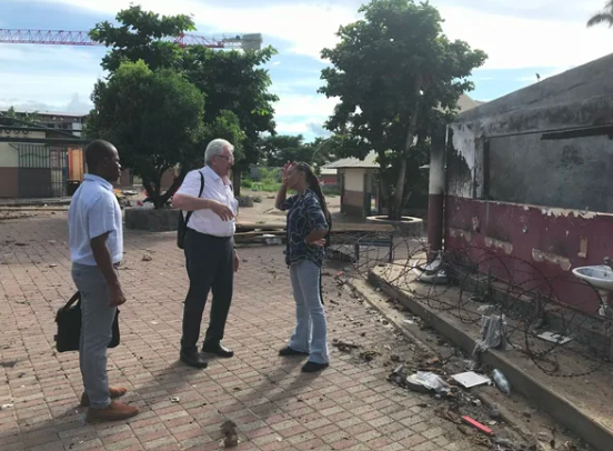 Dominique Boyer, président du comité Solidarité Mayotte dans une des écoles de Kaweni détruite par le séisme.