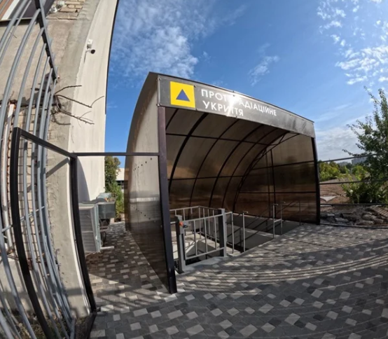 L'entrée du bunker construit par l’association X-Traverse.