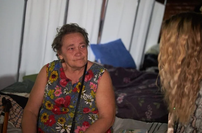 Nataliia, 68 ans, a vu sa ville de Pokrovsk, autrefois paisible, dévastée par les bombardements. Son immeuble et toutes les infrastructures aux alentours ont été détruits. Fuyant vers une région voisine avec l’aide de bénévoles, elle a contacté la ligne d’assistance d’Angel of Salvation, qui a organisé son transfert vers un centre sécurisé à Pavlohrad. Au centre d’accueil, elle a reçu des produits d’hygiène, des repas chauds et un endroit sûr où habiter. « Je suis partie avec presque rien… mais ici, on m’a tout donné, de la chaleur, des soins et des paroles bienveillantes », témoigne Nataliia.