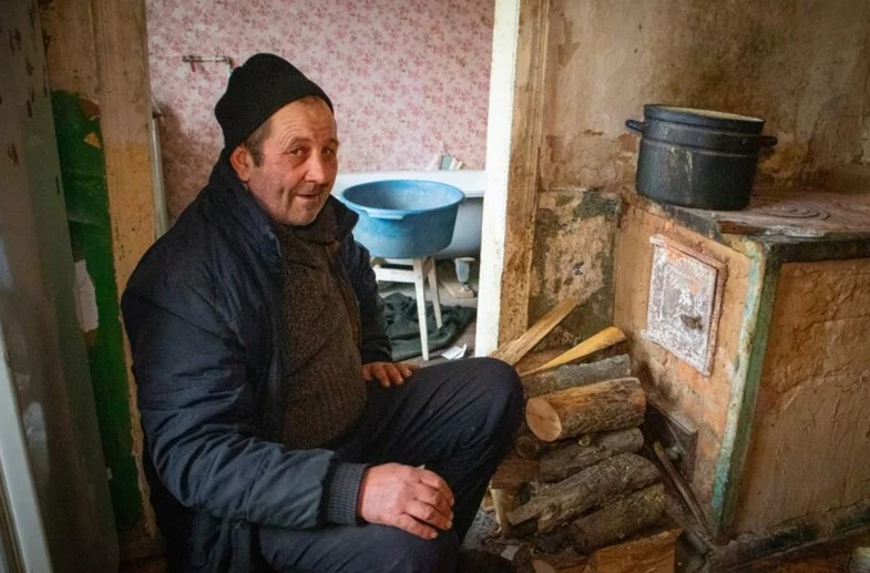 Vitalii vit seul dans un village de la région de Kharkiv, en première ligne du conflit. Sans électricité, avec des chaînes d’approvisionnement rompues et la plupart de ses voisins partis pour des raisons de sécurité, le quotidien est devenu extrêmement difficile. Il tentait de récolter du bois à la main, sans outils ni moyen de transport. Après avoir reçu un SMS d’information, il a découvert le programme de soutien hivernal d’Angel of Salvation. L’aide financière reçue lui a permis de faire livrer du bois : « Sans cette aide, je ne sais pas comment j’aurais survécu à l’hiver. Maintenant, j’en ai assez pour des mois. »
