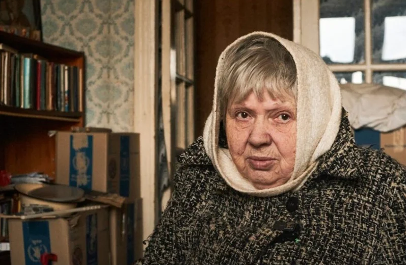 Iryna vit à Kramatorsk avec son mari, dans un immeuble résidentiel. Un soir, une explosion soudaine provoquée par un drone a soufflé les fenêtres de leur appartement, laissant entrer le froid glacial. Un incendie s’est déclaré après qu’un autre drone ait frappé leur bâtiment. « Nous n’avons entendu ni drone ni sirène. Si nous avions su, nous serions peut-être descendus dans le couloir, voire à la cave », raconte Iryna. Privés de chauffage, d’électricité, d’eau et de gaz, le couple a dû passer la nuit dans des conditions très difficiles avant d’être relogé temporairement dans un dortoir. Dès le lendemain, l’association Angel of Salvation est intervenue pour évaluer les dégâts et leur fournir des matériaux d’isolation, afin de remettre le chauffage dans leur logement.