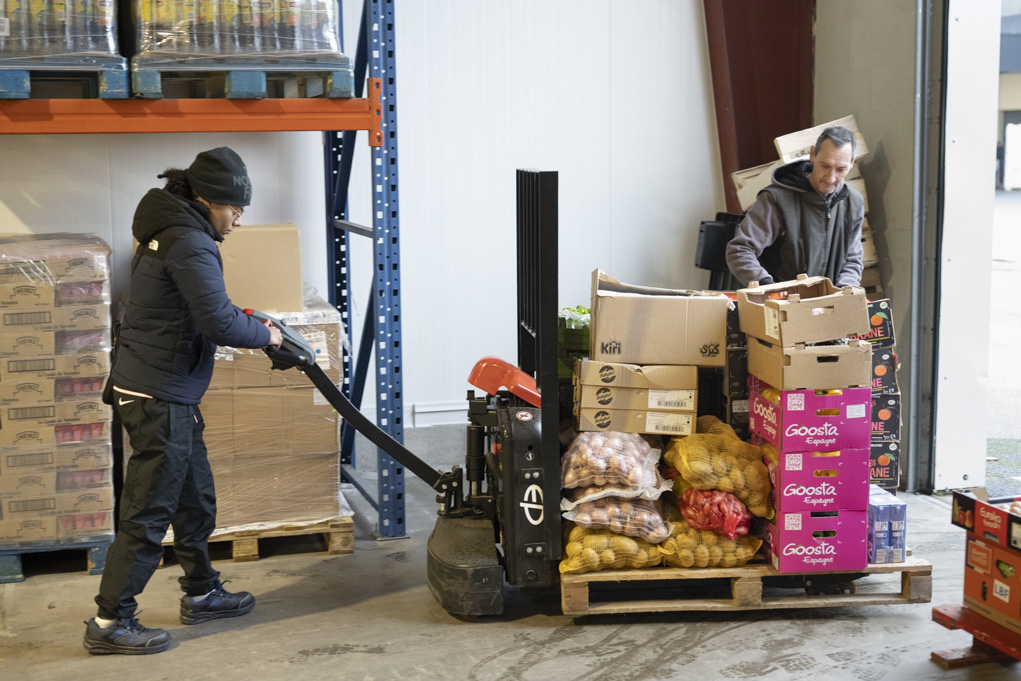 L'association ANDES collecte auprès des grossistes les fruits et légumes invendus, les trie et les conditionne, puis les livre à des épiceries solidaires et à des structures d’aide alimentaire - Crédit photo : Grégoire Maisonneuve