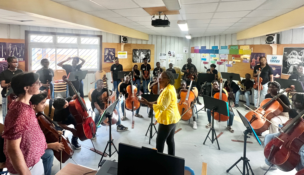 Christiane Taubira visite l'orchestre à l'école de Saint-Laurent-du-Maroni