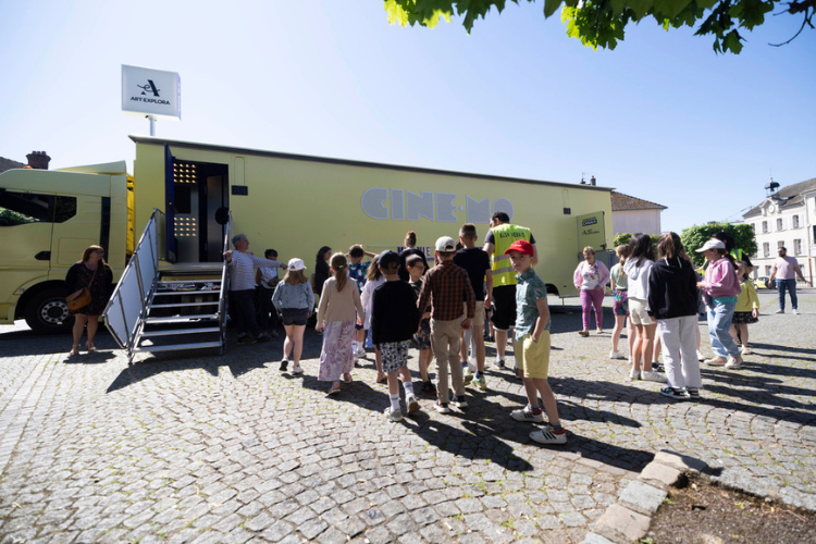 Le CinéMo propose des séances de cinéma gratuites, suivies de discussions autour des films, notamment à destination d'écoliers des zones rurales et périurbaines. Crédit : DR Art Explora.
