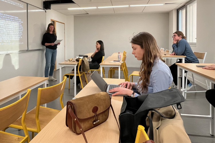 Clarisse intervient sur "Le mythe du soi toi-même", lors d'un atelier du mardi soir à l'université Paris Dauphine. Crédit : Carenews.