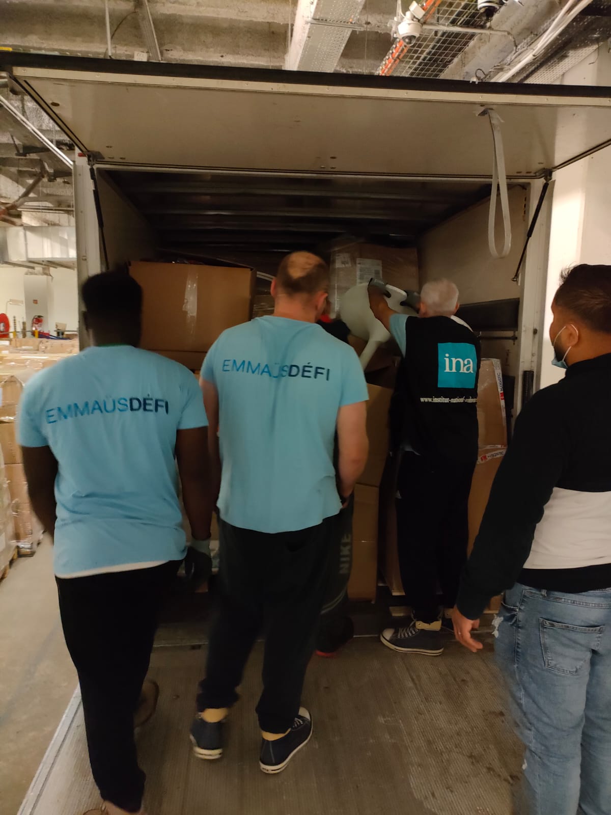 Remise des dons chez Emmaüs Défi à Paris