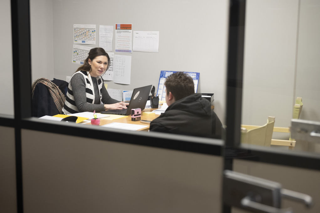 Une accompagnatrice socio-professionnelle aide les bénéficiaires en identifiant leurs obstacles à l'emploi et élabore des plans d'action personnalisés - Crédit photo : Grégoire Maisonneuve