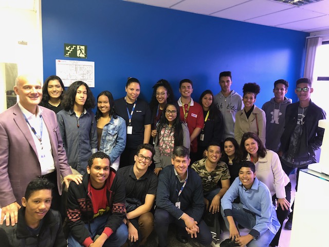 Jean-Christophe Machet, président de FM Foundation, accompagné des étudiants bénéficiaires du projet Uday.