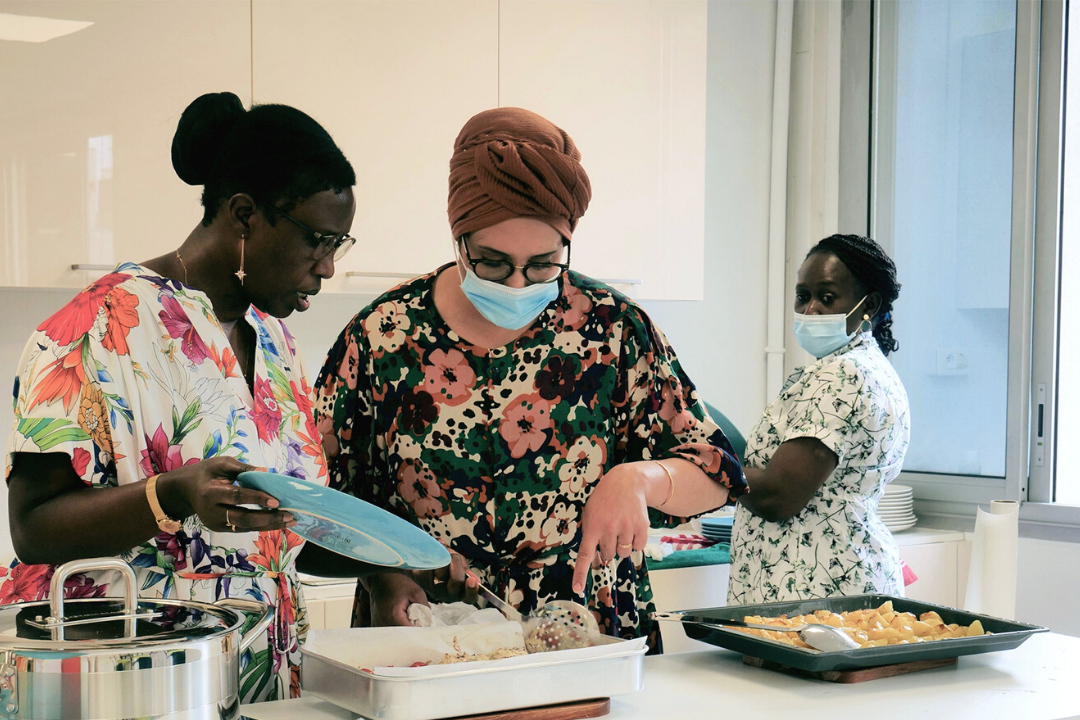 La présidente et l'équipe préparent le repas pour les bénéficiaires du centre Igikali