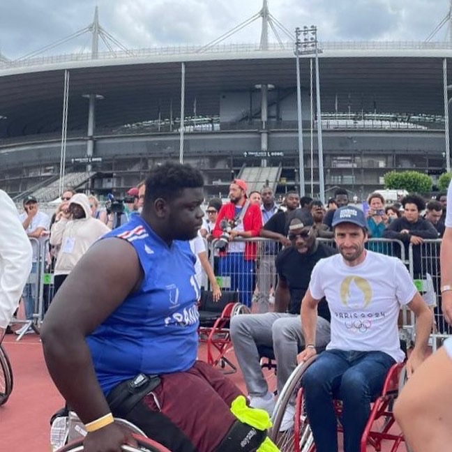 Bilikissou teste une discipline paralympique : le basket fauteuil