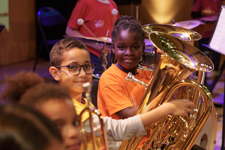 Deux élèves de l'orchestre à l'école de Montereau-Fault-Yonne (77) - Photo : Caroline Bottaro