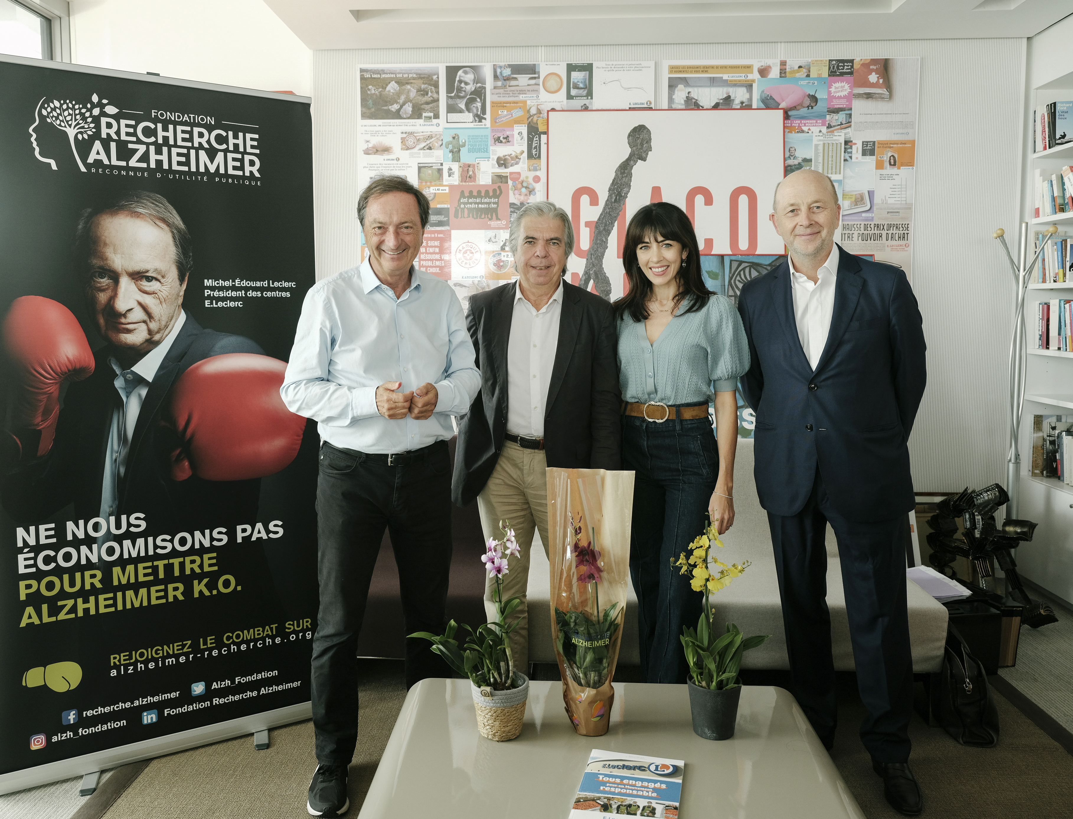 Michel-Edouard Leclerc, Nolwenn Leroy avec le Dr Olivier de Ladoucette et le Pr Bruno Dubois lors de la remise de chèque