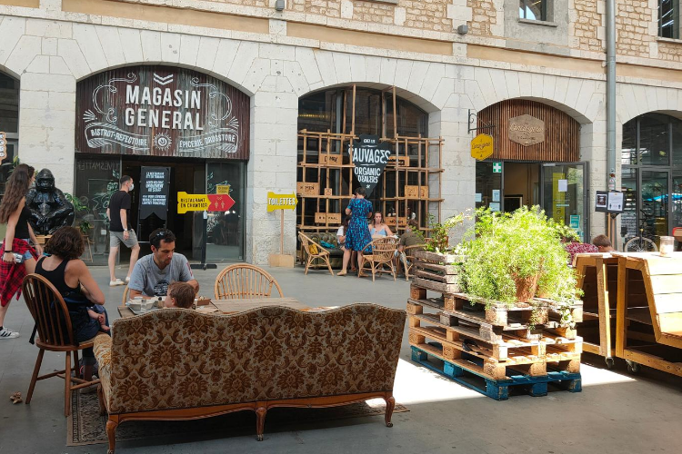 Le hall du Magasin Général est un lieu de rendez-vous pour tous. Crédit photo : Carenews.