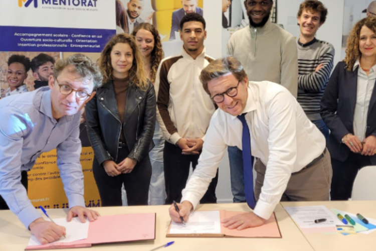 Le Président de l’association AFEV; Christophe Paris et Emmanuel Lehmann Directeur Général France, Luxembourg et Afrique du Nord, durant la signature du contrat 