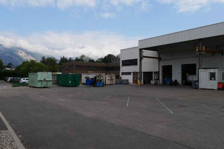 Pôle R derrière du bâtiment