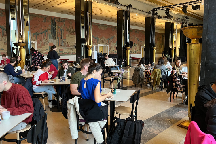 Brunch dans le Théâtre de Chaillot