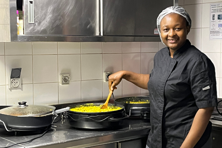 Ana est l'une des cuisinières de Bande de cheffes. 