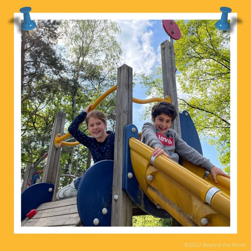 Marie et son frère qui s'amusent sur un toboggan sur le domaine Center Parcs de Vossemeren