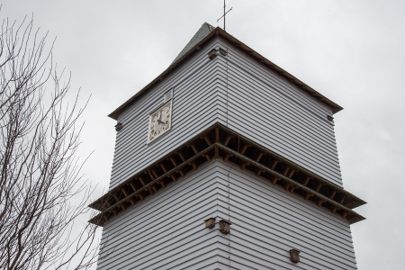 Il est situé au cœur du cimetière à 2 pas de l'église St Wulwar