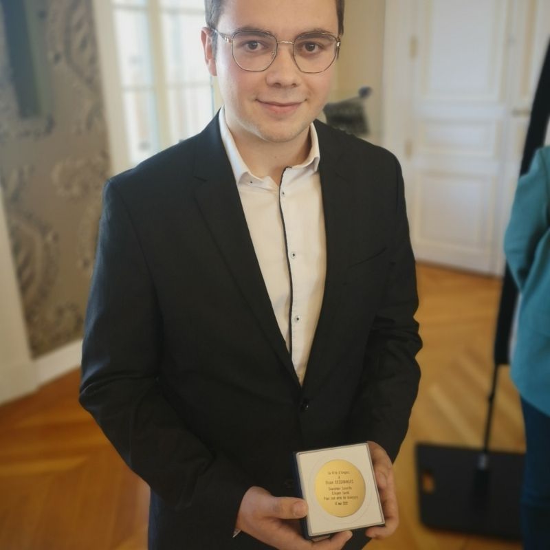 Eloan Desgrange, étudiant en médecine, a reçu la médaille de la Ville d'Angers pour son geste citoyen.