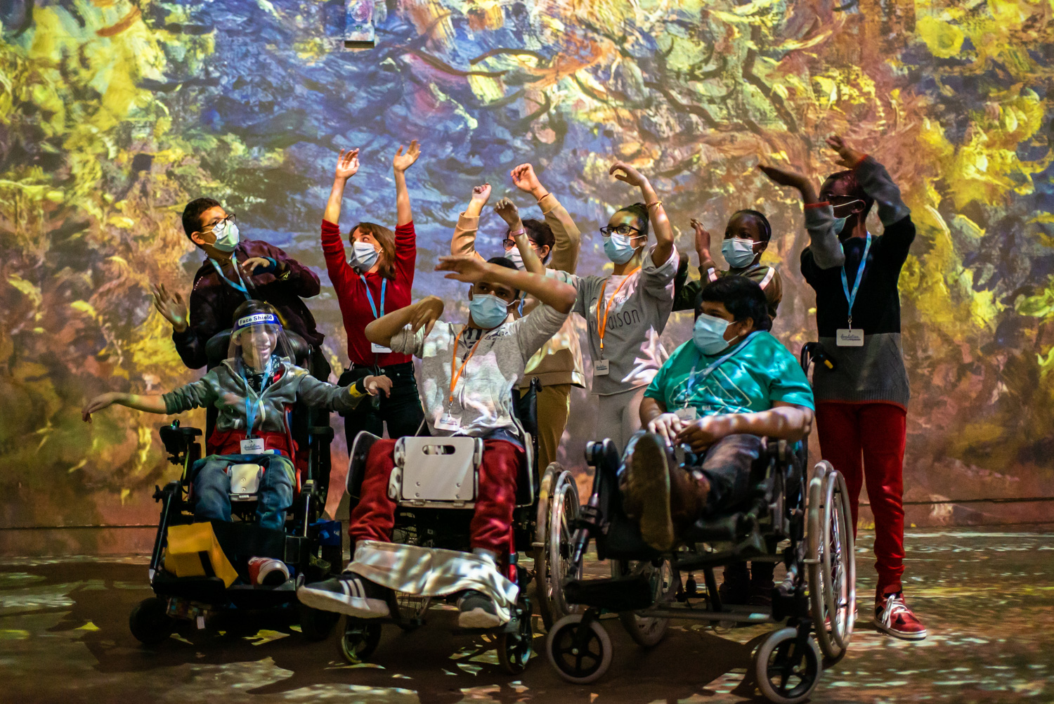 Les enfants de l'IEM Michel Arthuis lors de leur visite de l'Atelier des Lumières dans le cadre du programme Art en immersion 