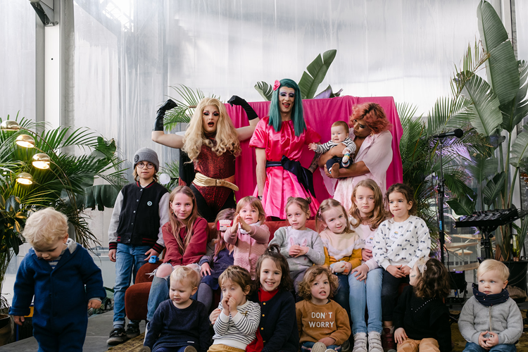 les enfants qui participent au drag comedy show