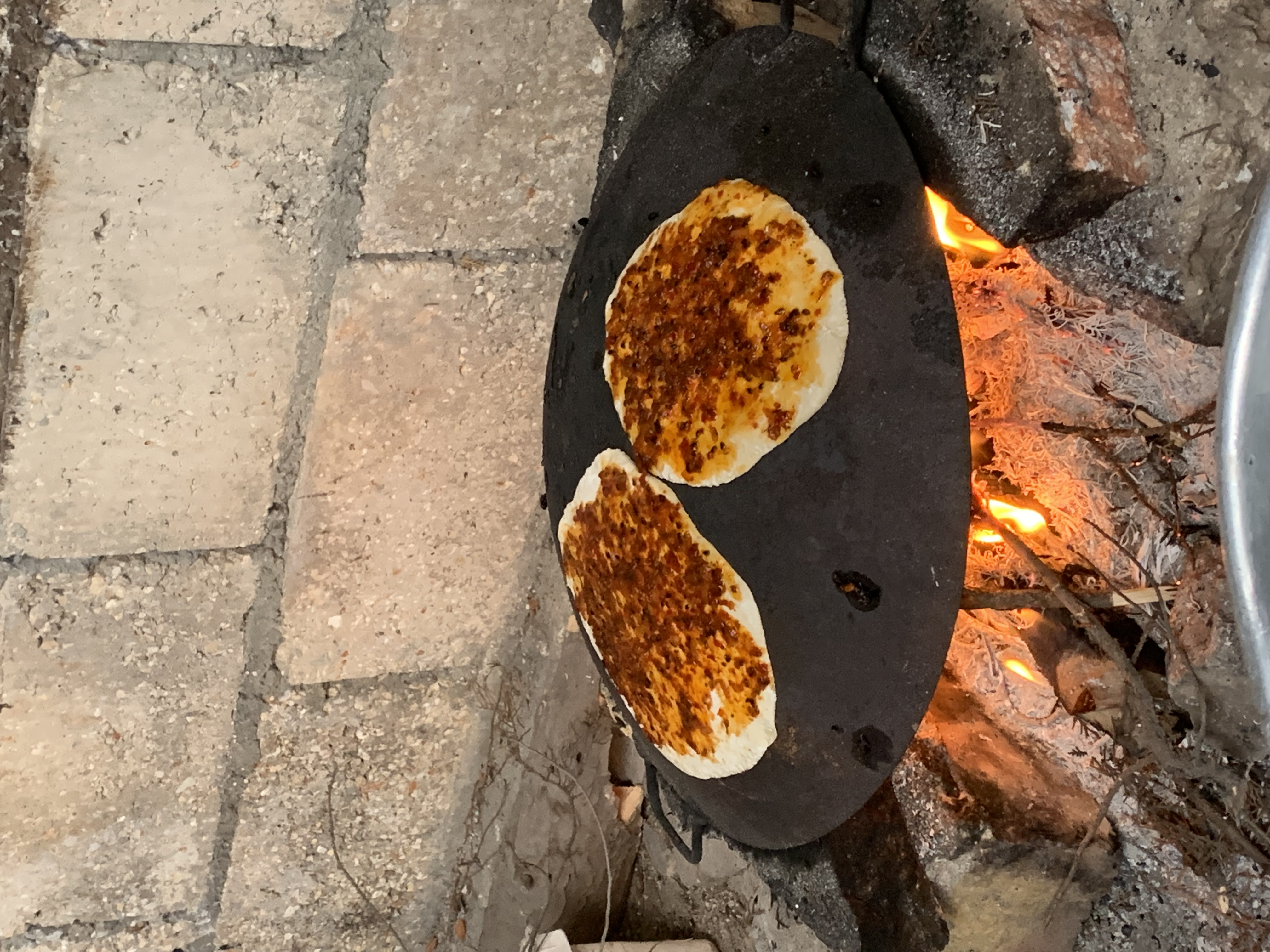 Cuisson des galettes au feu de bois pour pallier les pénuries de gaz