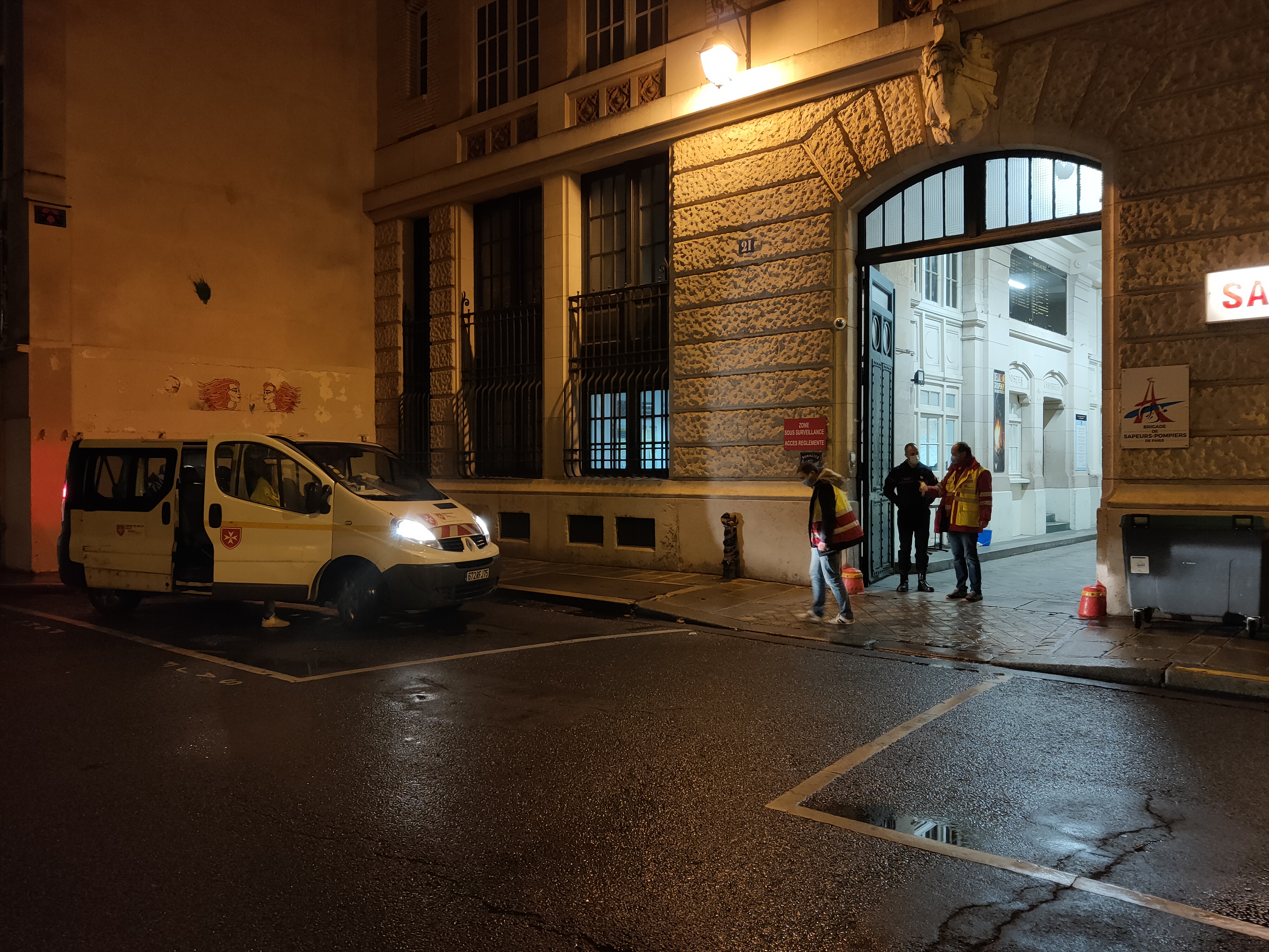 Les bénévoles discutent avec les pompiers rencontrés. Crédit photo : Carenews.