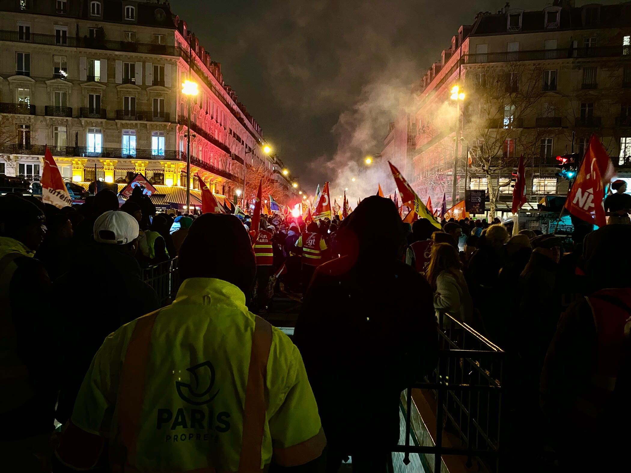 La marche parisienne contre la loi immigration a rassemblé plusieurs milliers de personnes . Crédit : Félicité Dussel.