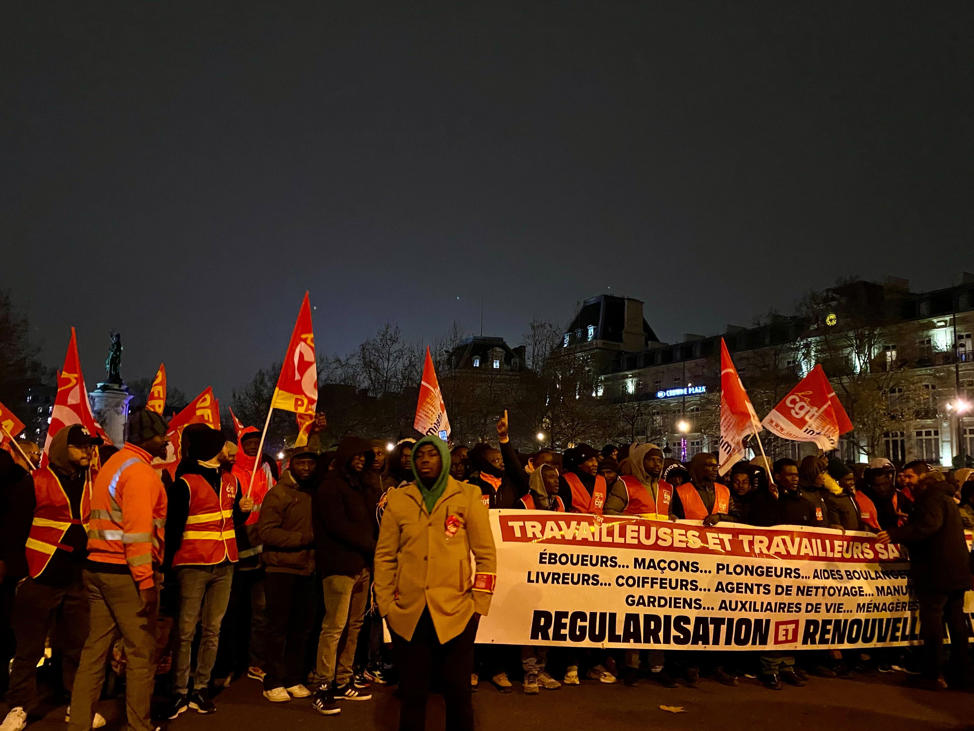 La marche parisienne contre la loi immigration a rassemblé plusieurs milliers de personnes . Crédit : Félicité Dussel.